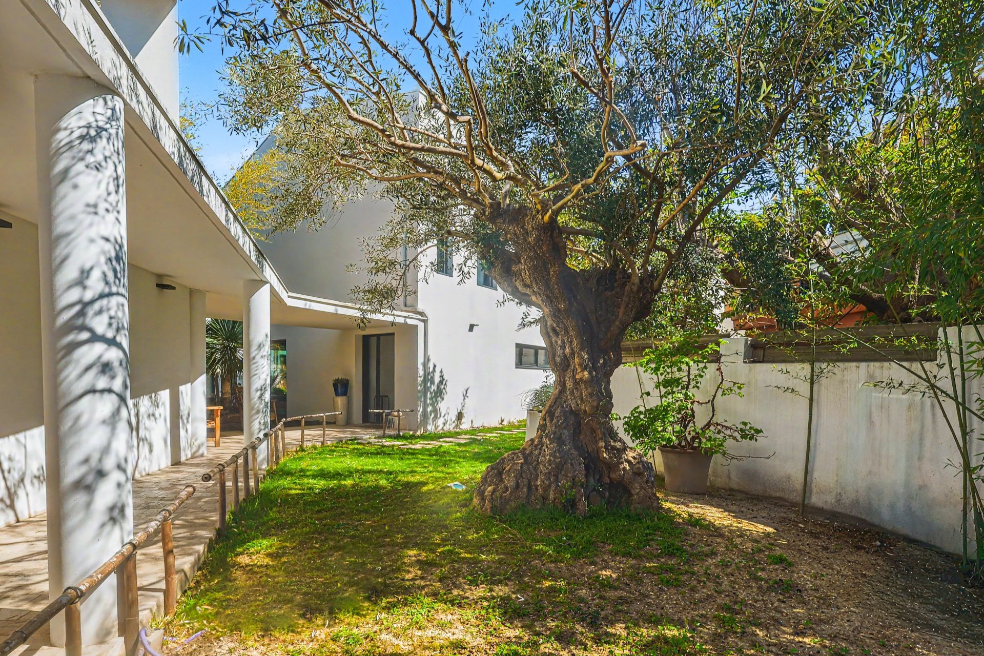 house 6 Rooms for sale on AIX EN PROVENCE (13100)