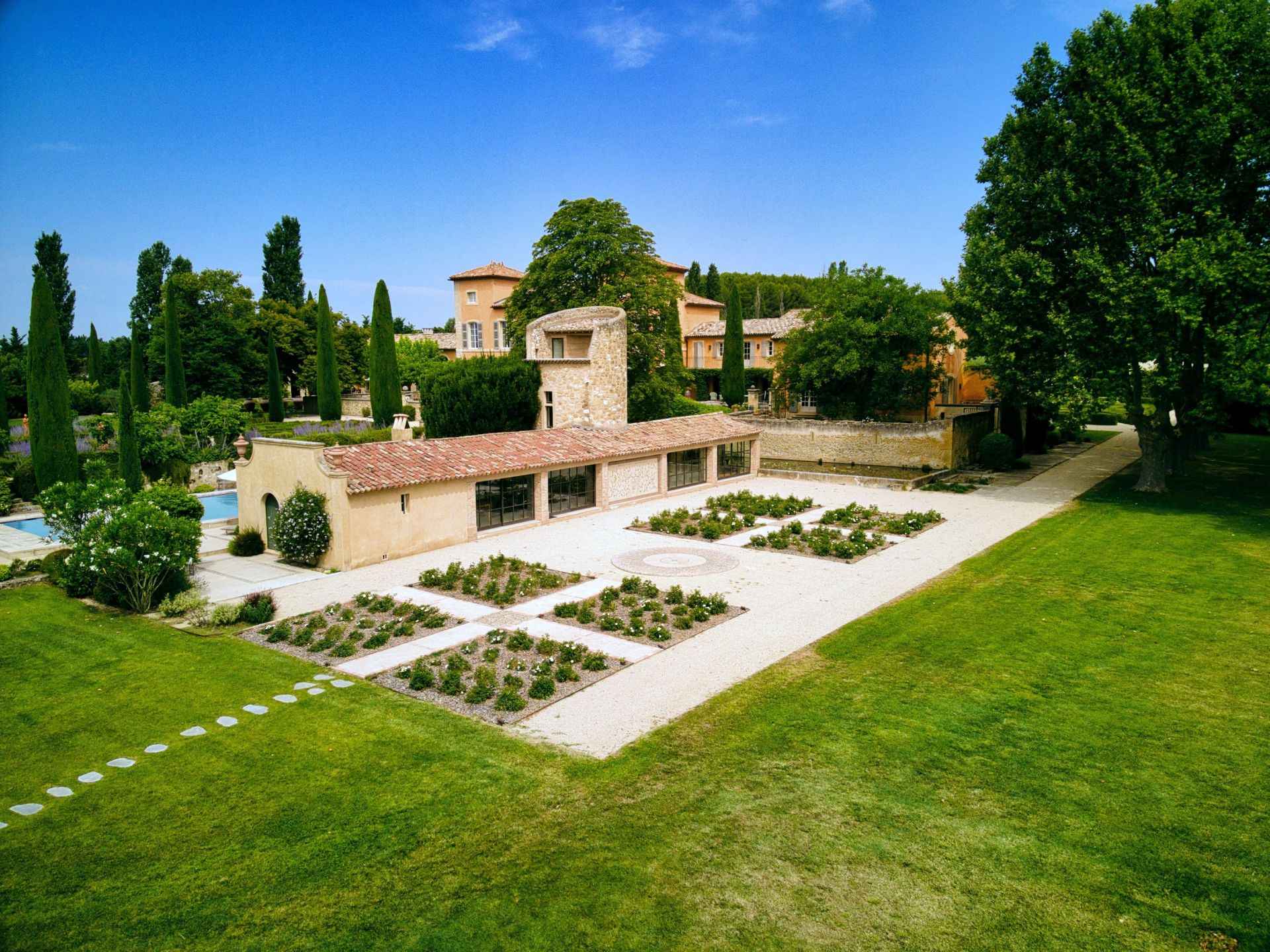 propriété 20 Pièces en location saisonnière sur LAMBESC (13410)