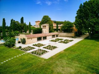 propriété 20 Pièces en location saisonnière sur LAMBESC (13410)