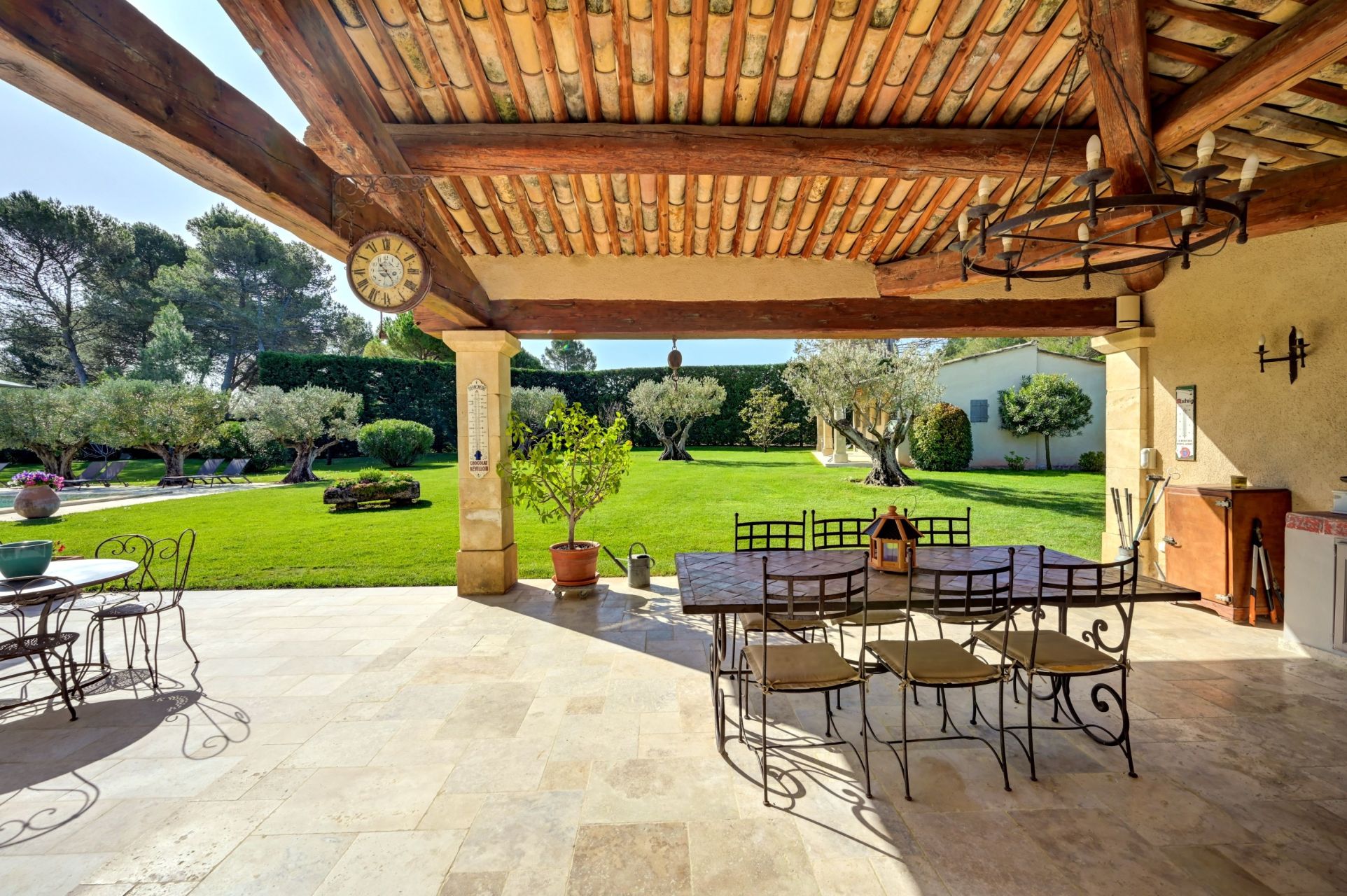 house 8 Rooms for sale on AIX EN PROVENCE (13100)