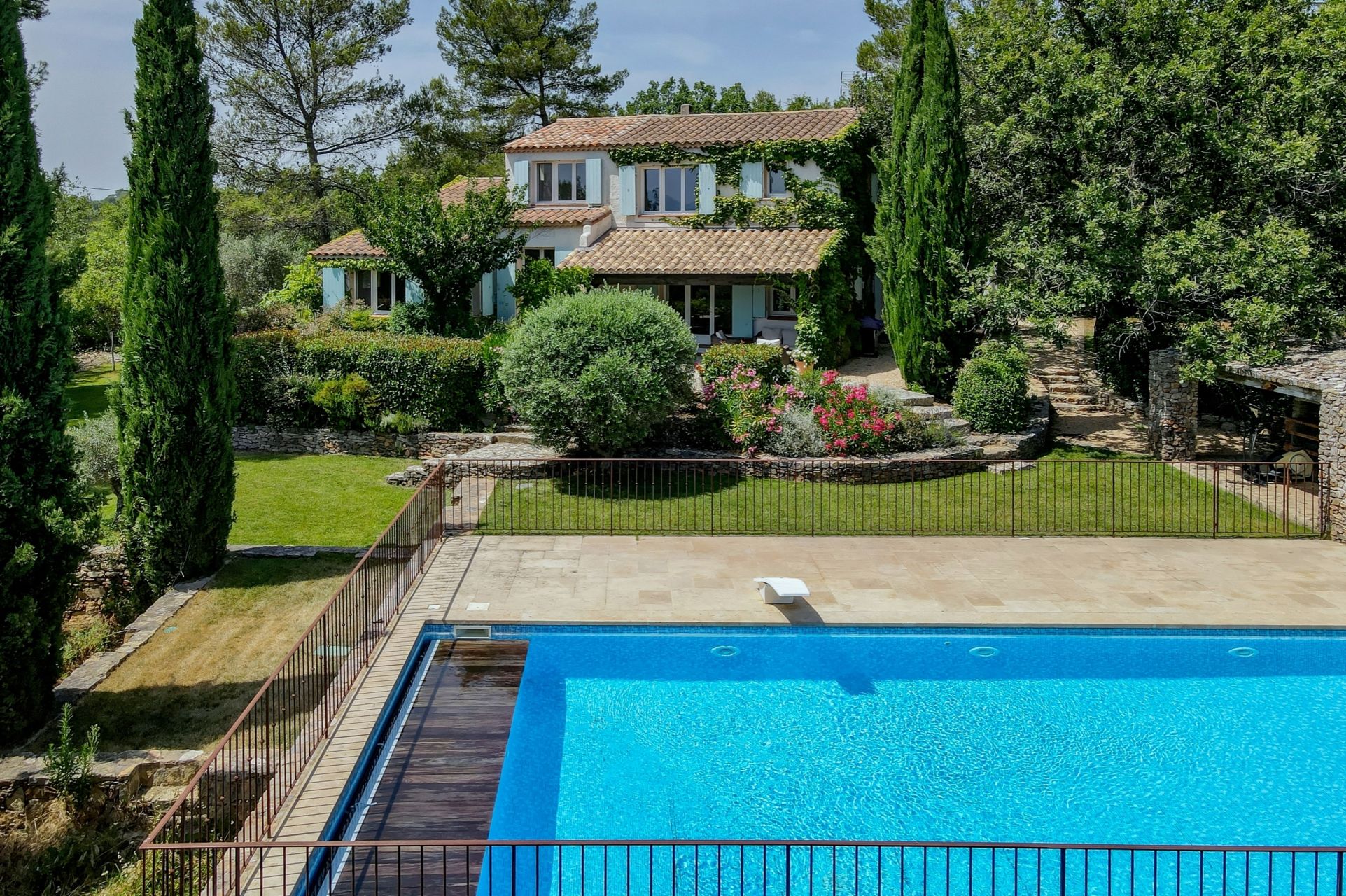 house 7 Rooms for sale on AIX EN PROVENCE (13100)
