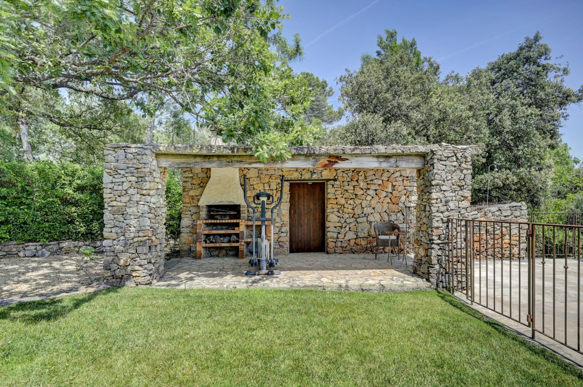 house 7 Rooms for sale on AIX EN PROVENCE (13100)