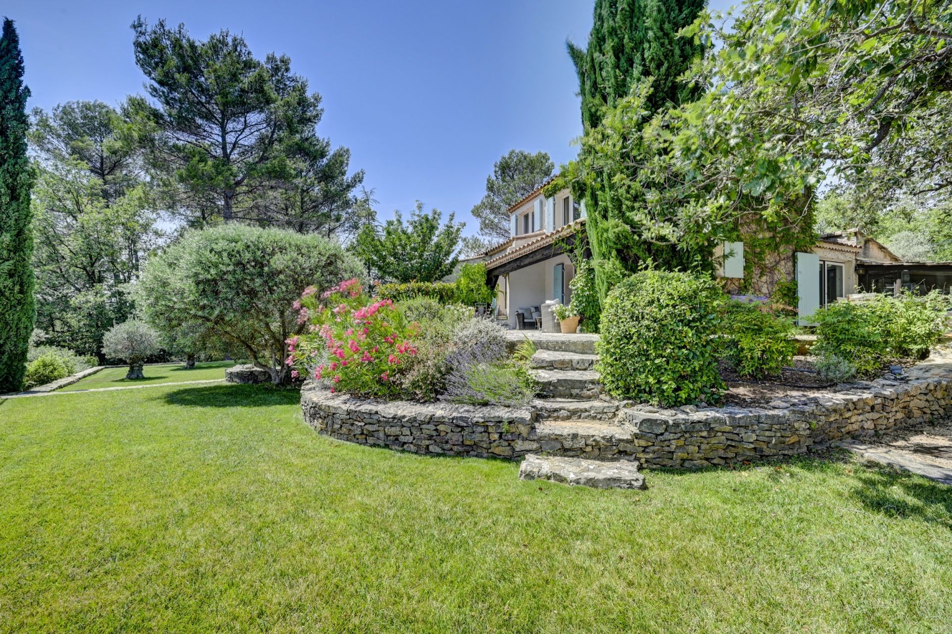 house 7 Rooms for sale on AIX EN PROVENCE (13100)