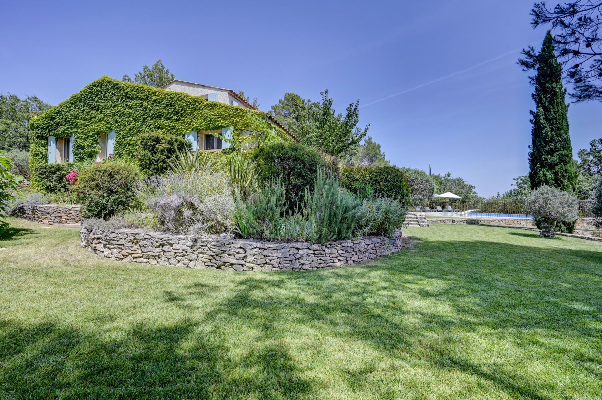 house 7 Rooms for sale on AIX EN PROVENCE (13100)