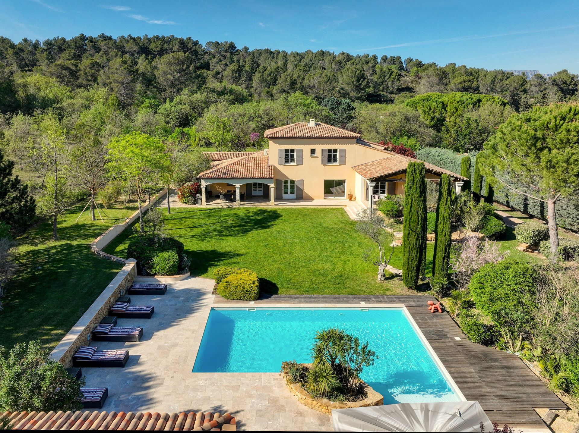 house 8 Rooms for sale on AIX EN PROVENCE (13100)