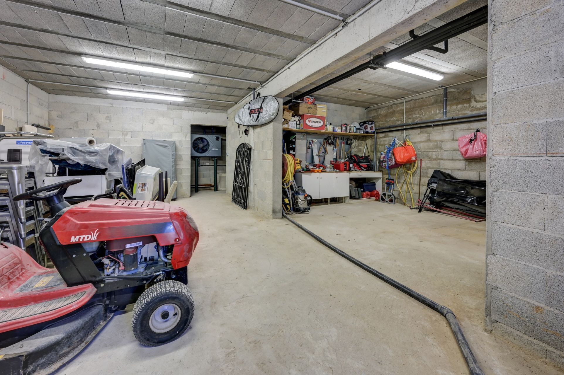 house 8 Rooms for sale on AIX EN PROVENCE (13100)