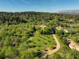 house 8 Rooms for sale on AIX EN PROVENCE (13100)