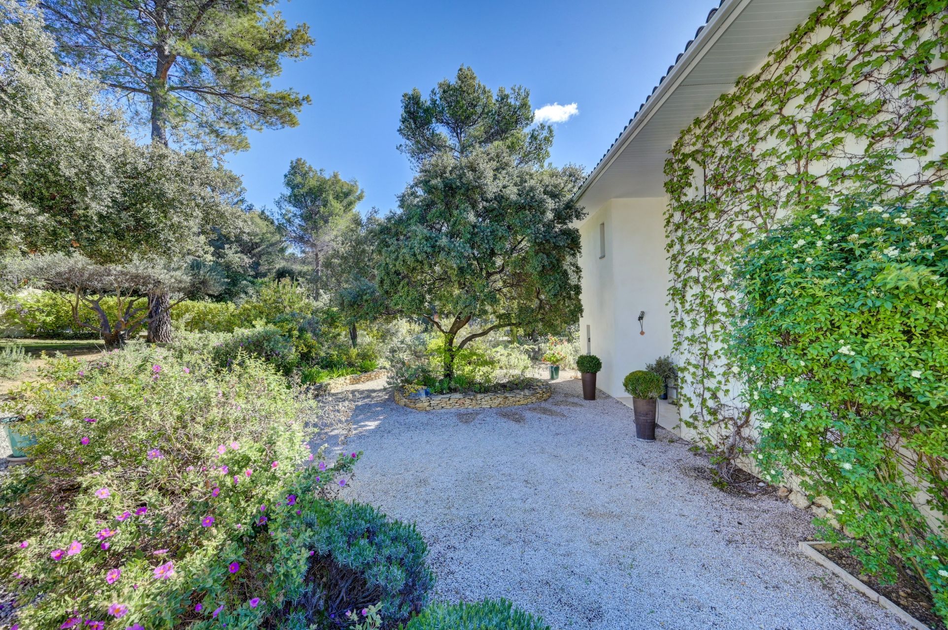 house 8 Rooms for sale on AIX EN PROVENCE (13100)