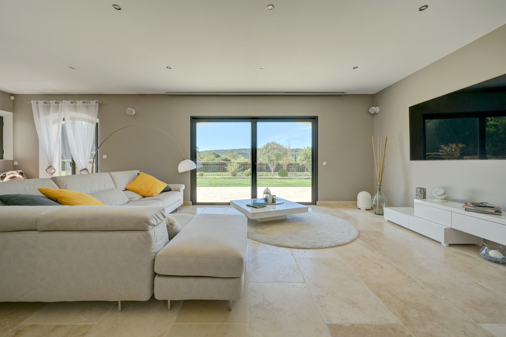 villa 6 Rooms for sale on AIX EN PROVENCE (13100)