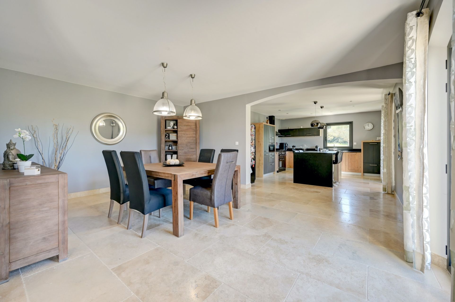 villa 6 Rooms for sale on AIX EN PROVENCE (13100)