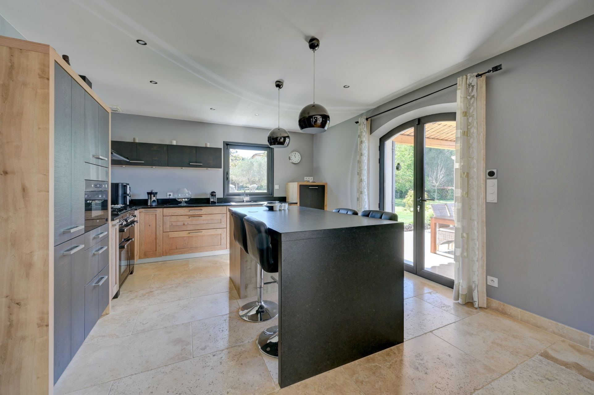 villa 6 Rooms for sale on AIX EN PROVENCE (13100)