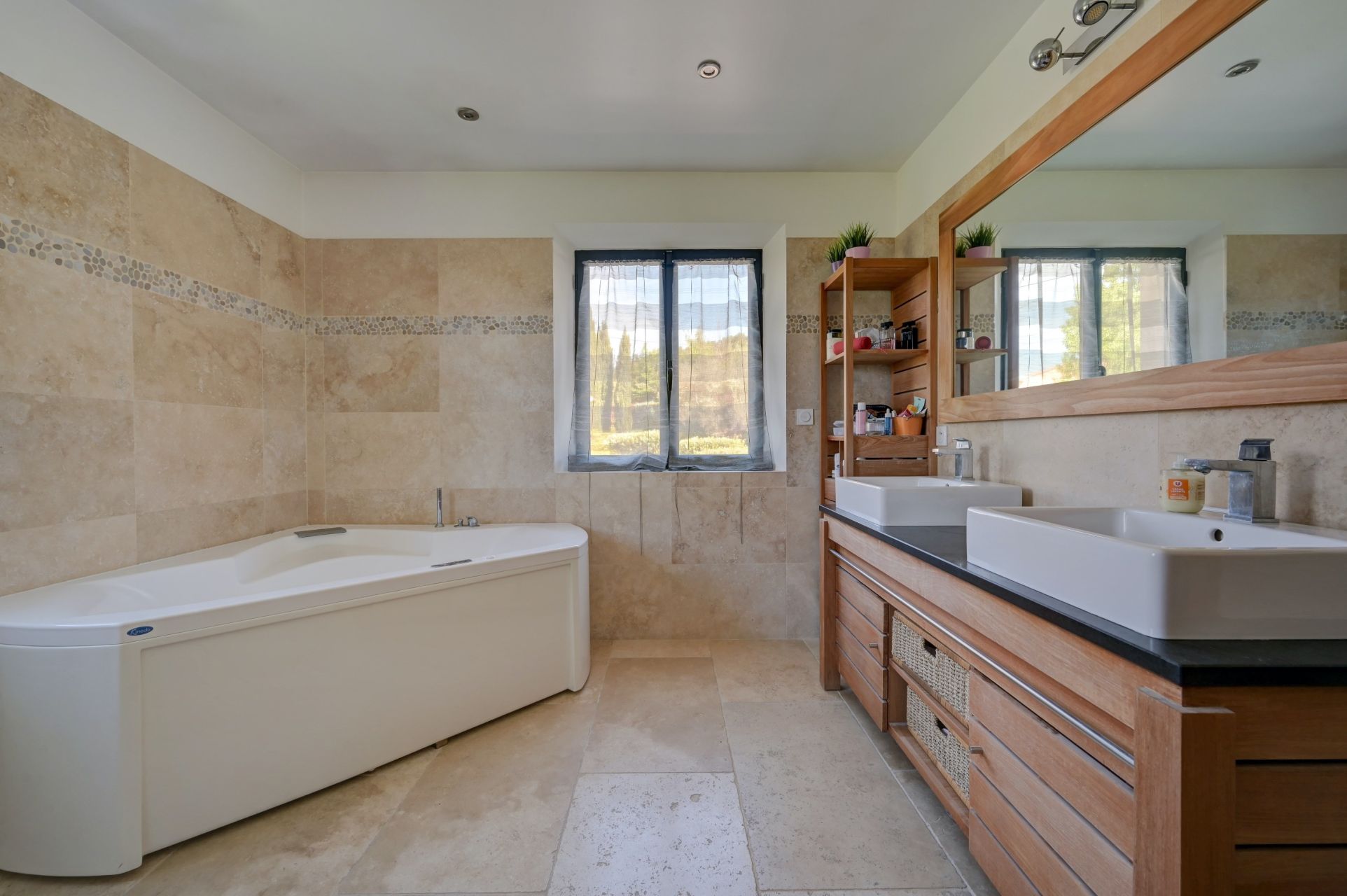 villa 6 Rooms for sale on AIX EN PROVENCE (13100)