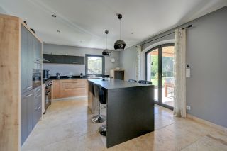 villa 6 Rooms for sale on AIX EN PROVENCE (13100)