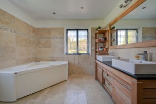 villa 6 Rooms for sale on AIX EN PROVENCE (13100)