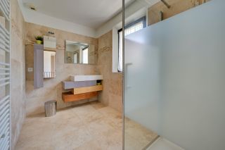 villa 6 Rooms for sale on AIX EN PROVENCE (13100)