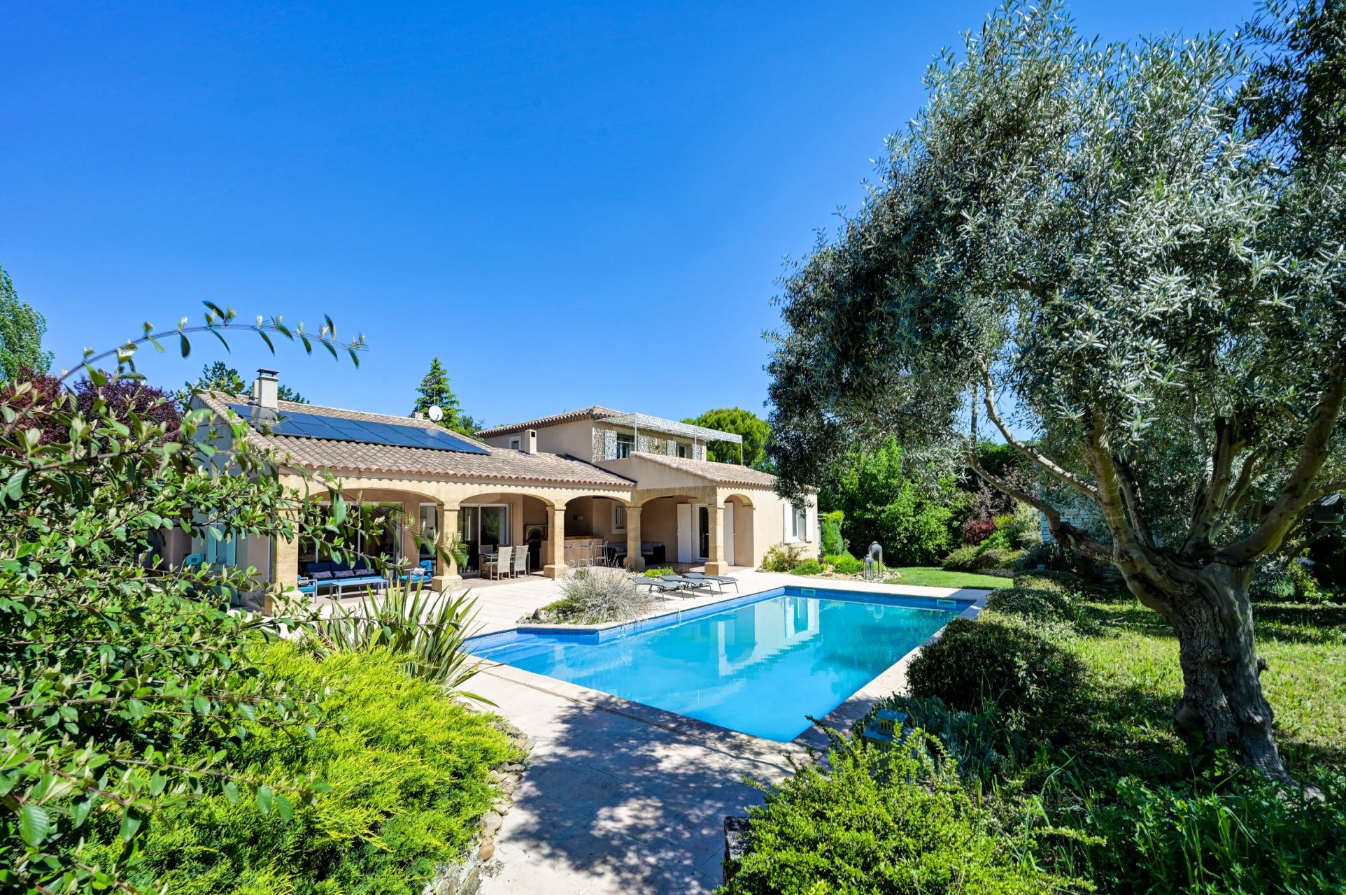 house 6 Rooms for sale on CABRIES (13480)