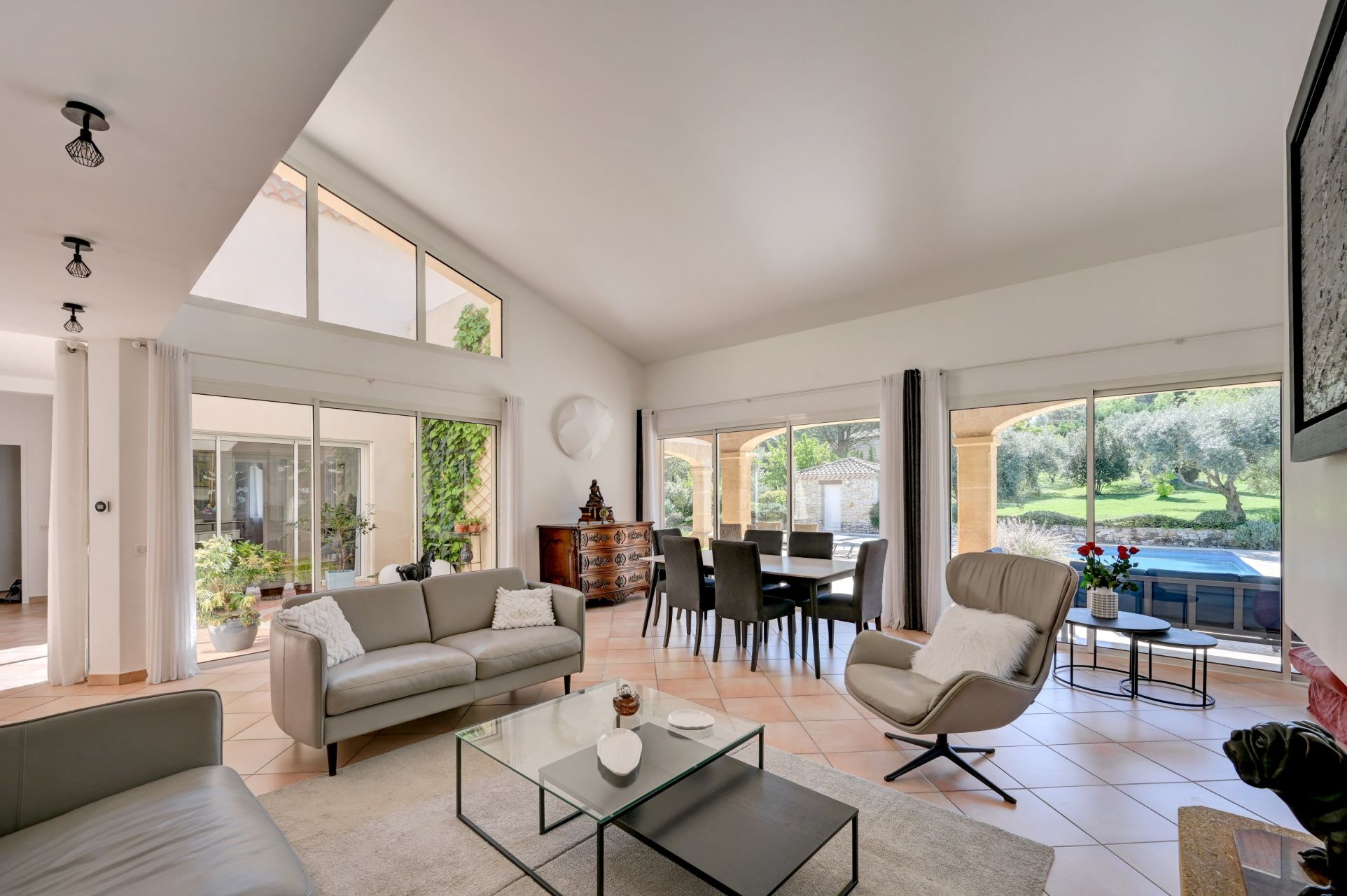 house 6 Rooms for sale on CABRIES (13480)