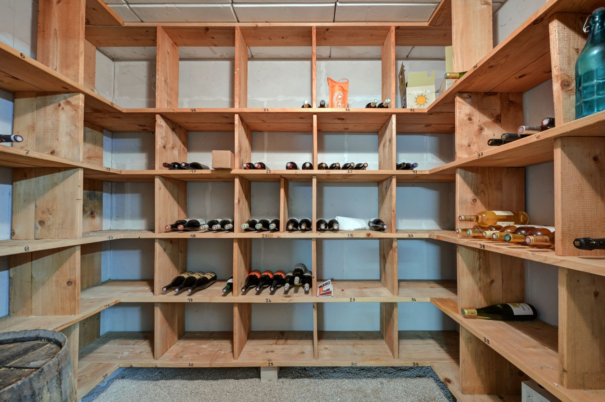 house 6 Rooms for sale on CABRIES (13480)