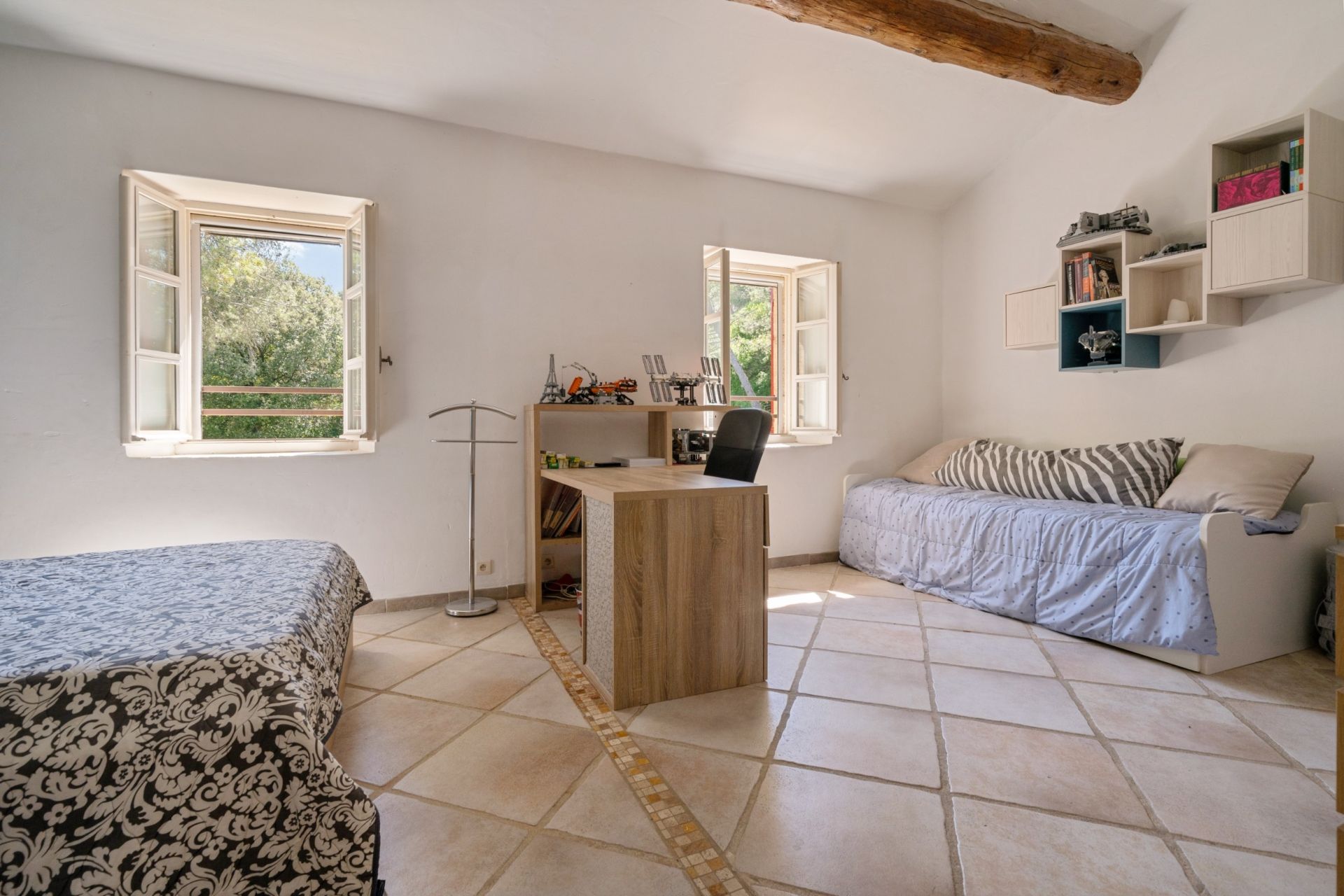 house 8 Rooms for sale on AIX EN PROVENCE (13100)