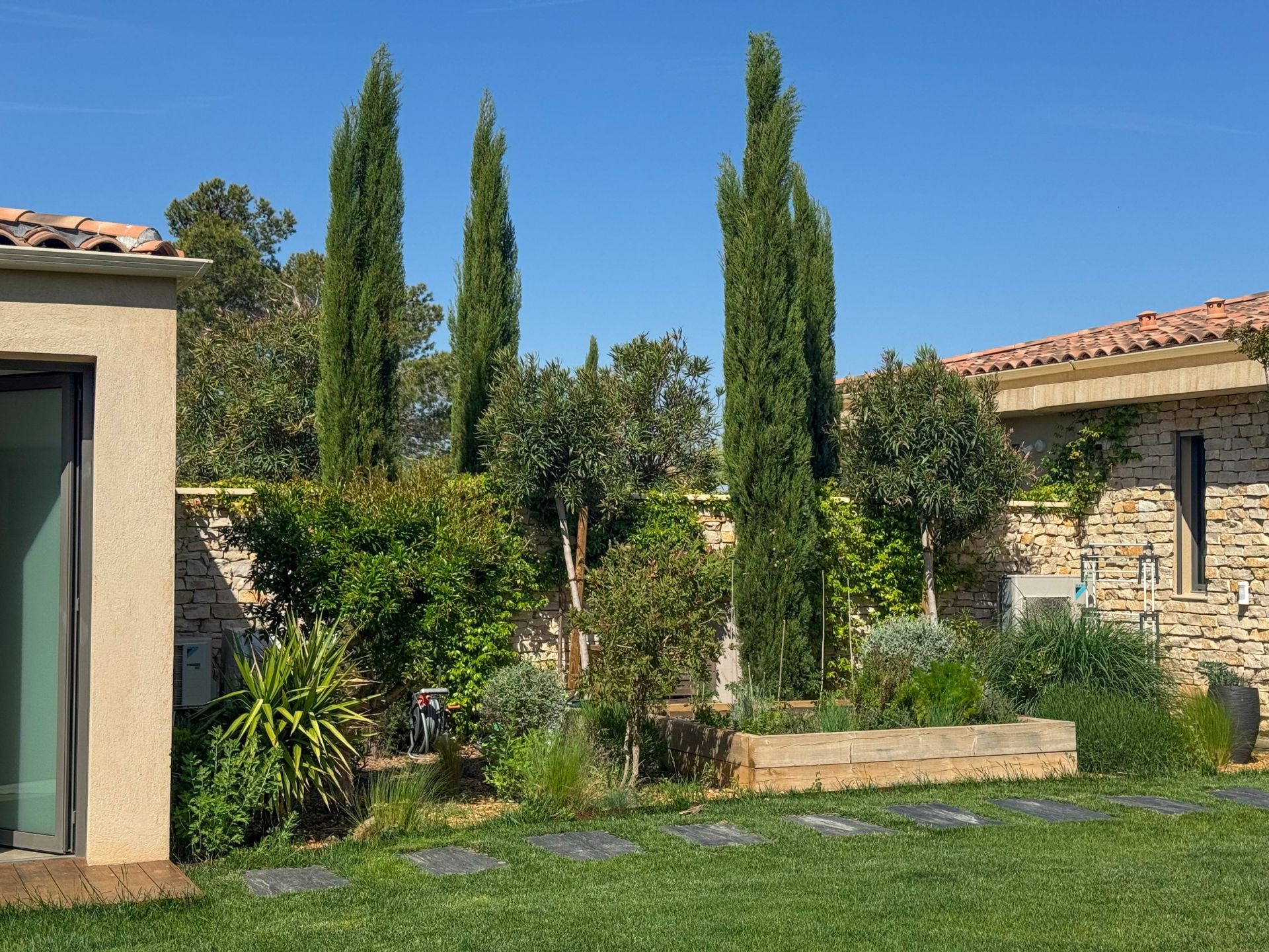 house 6 Rooms for sale on AIX EN PROVENCE (13100)