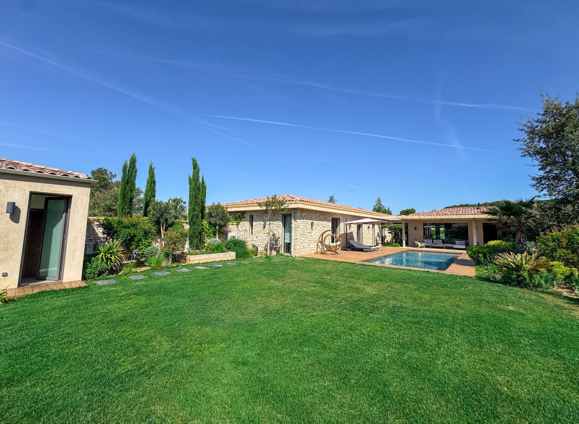 house 6 Rooms for sale on AIX EN PROVENCE (13100)