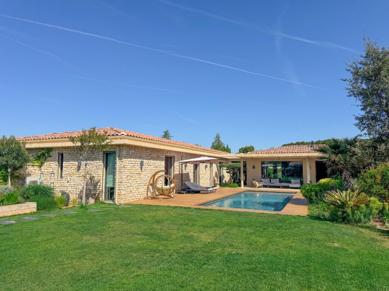 house 6 Rooms for sale on AIX EN PROVENCE (13100)