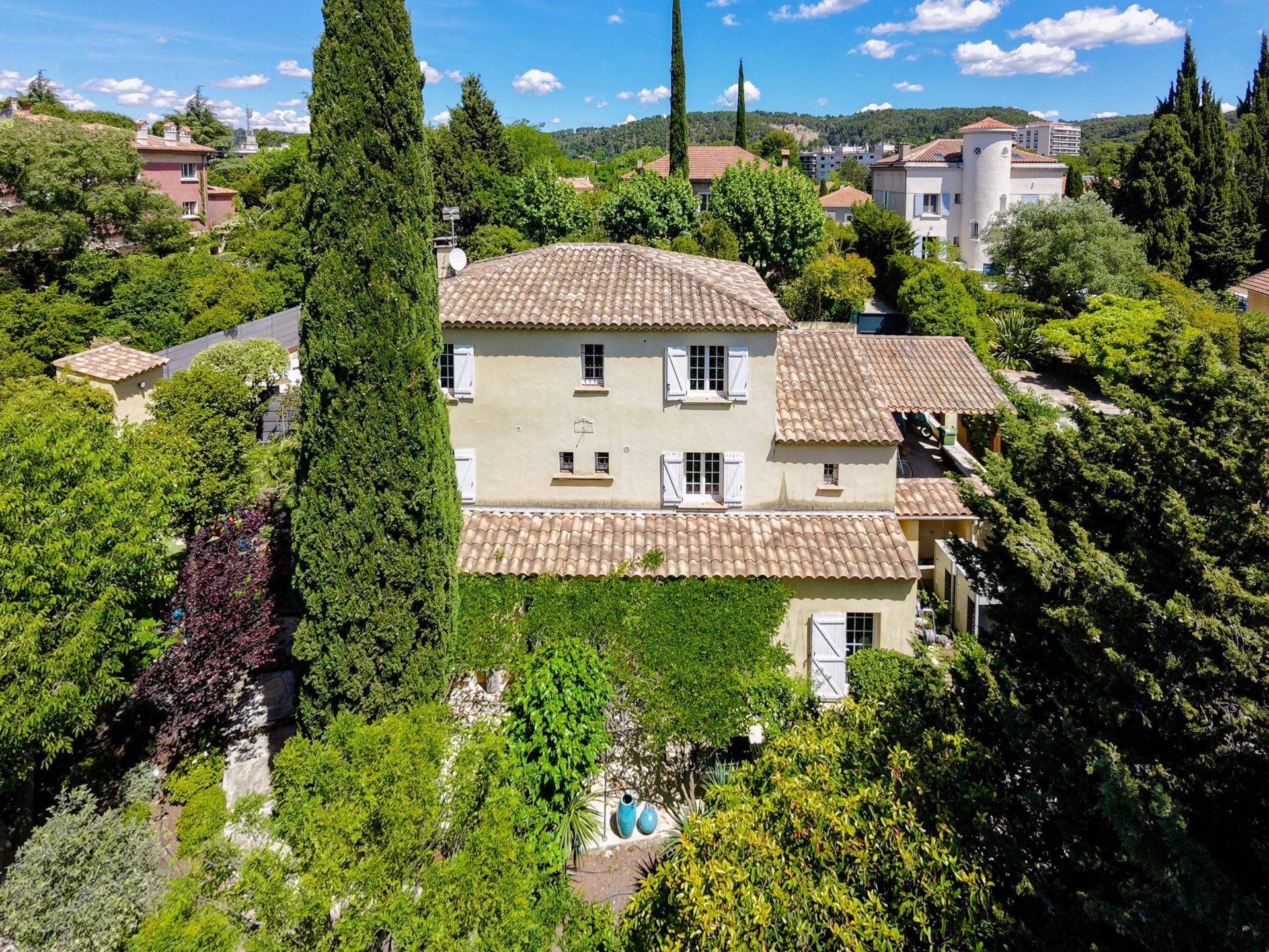 house 9 Rooms for sale on AIX EN PROVENCE (13100)