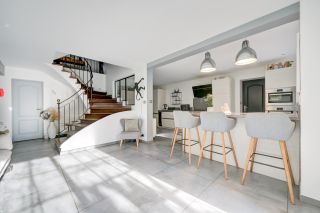house 9 Rooms for sale on AIX EN PROVENCE (13100)