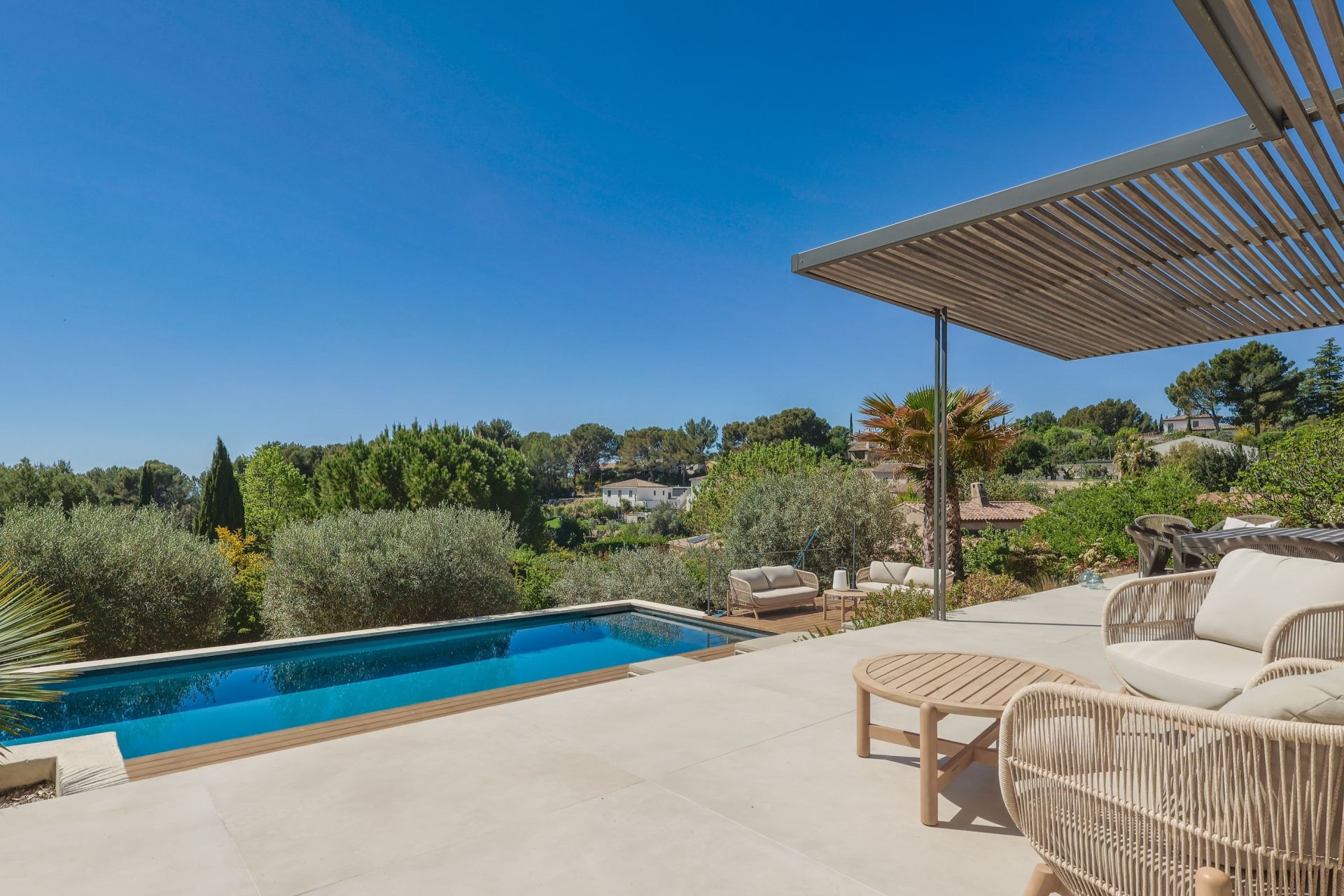 house 7 Rooms for sale on EGUILLES (13510)