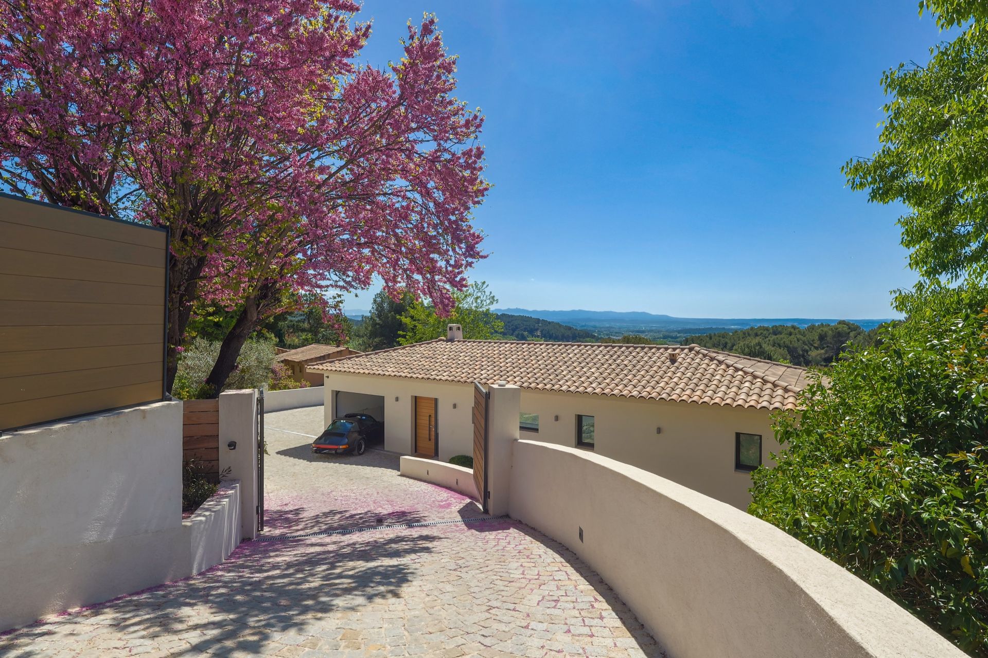 house 7 Rooms for sale on EGUILLES (13510)