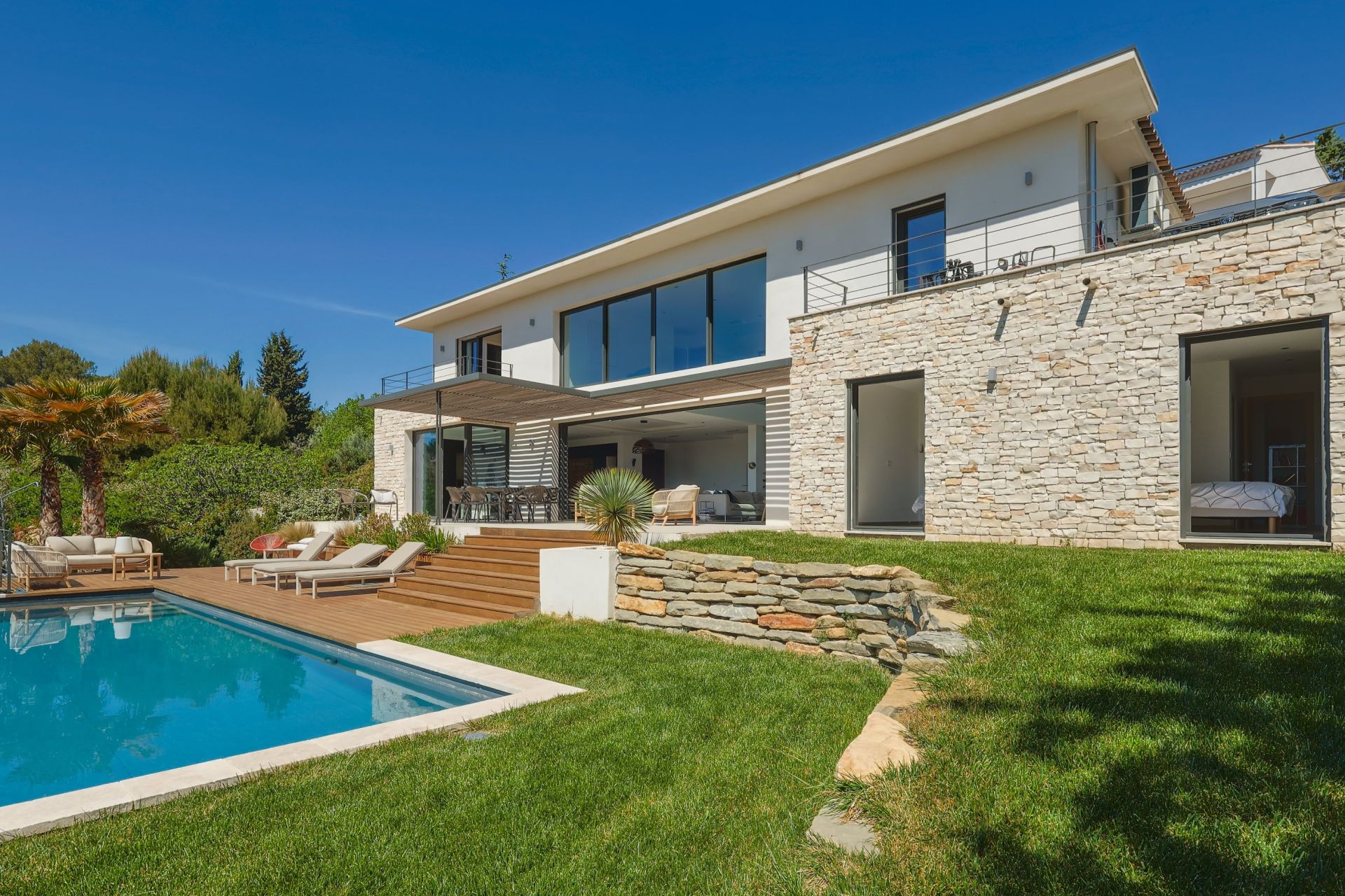 house 7 Rooms for sale on EGUILLES (13510)