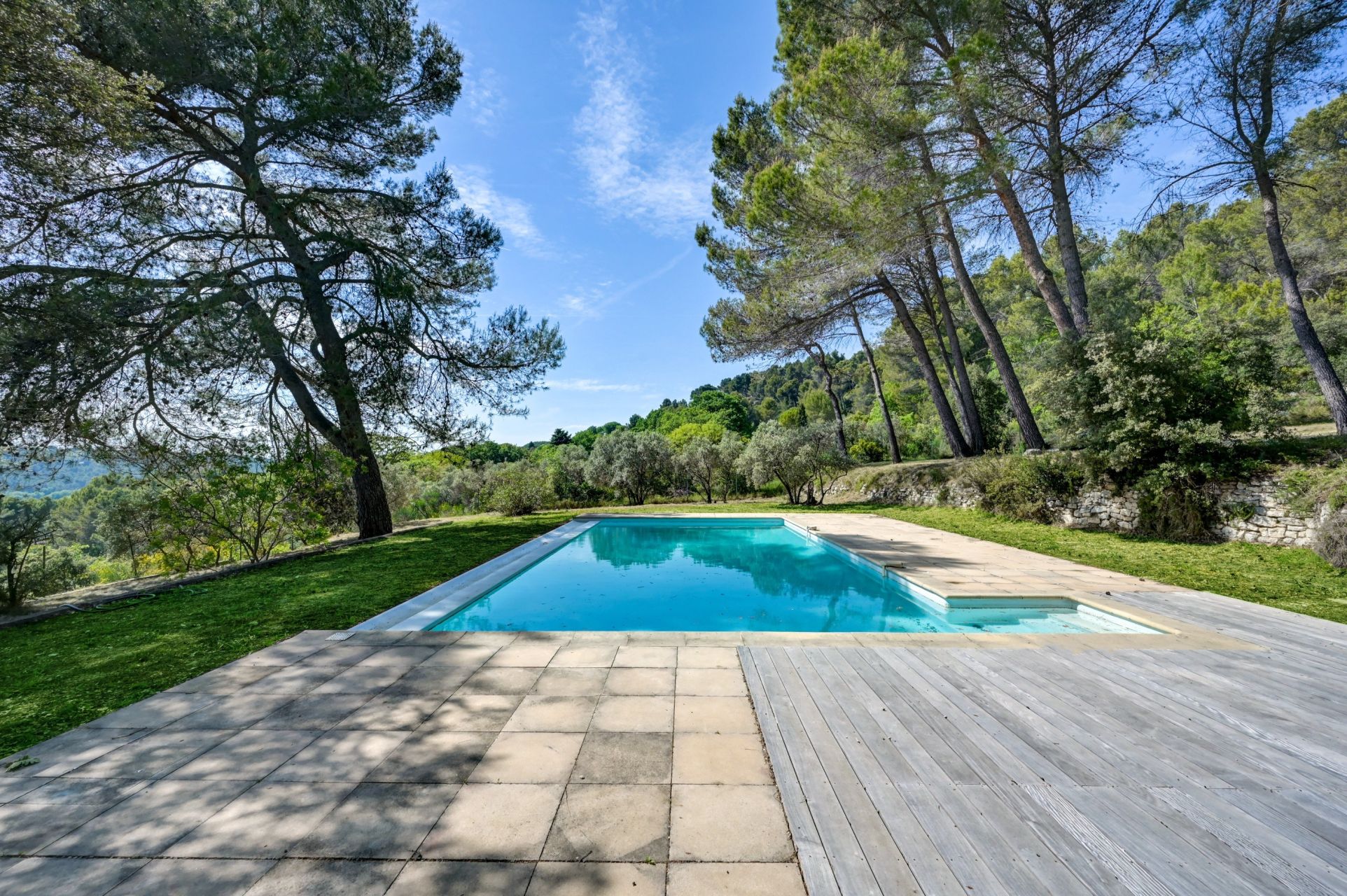 house 6 Rooms for sale on EGUILLES (13510)