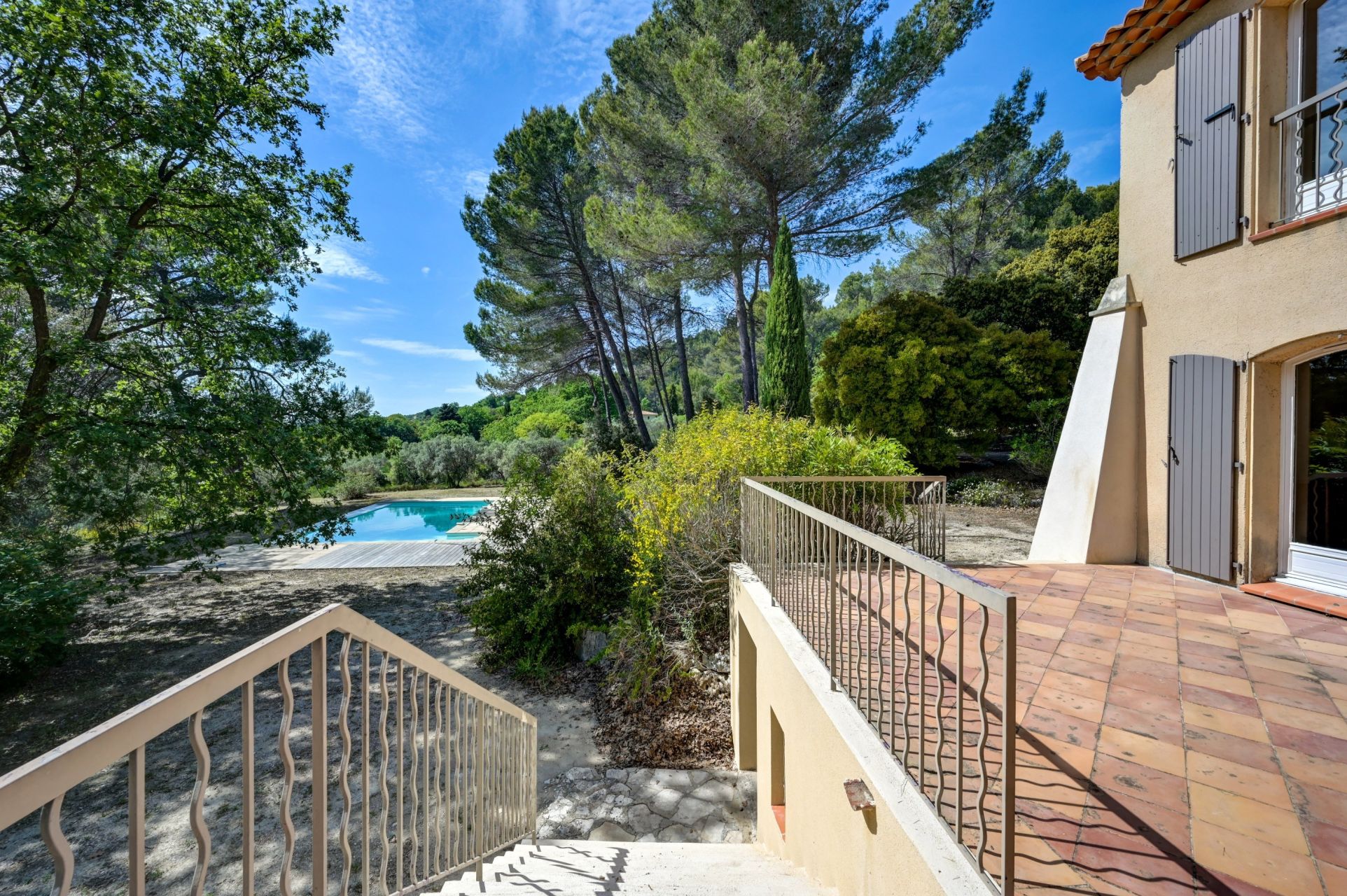house 6 Rooms for sale on EGUILLES (13510)