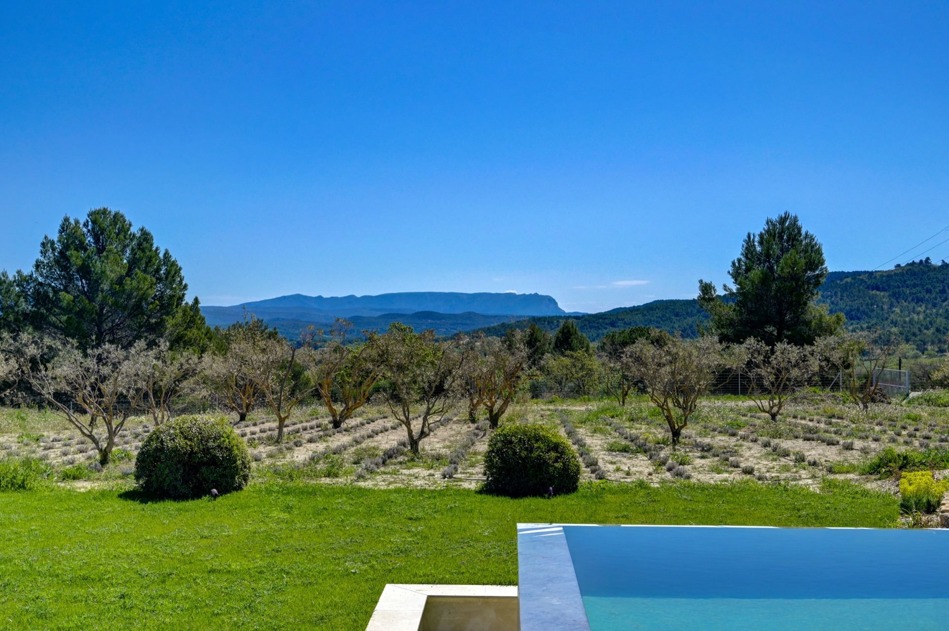 house 10 Rooms for sale on AIX EN PROVENCE (13100)