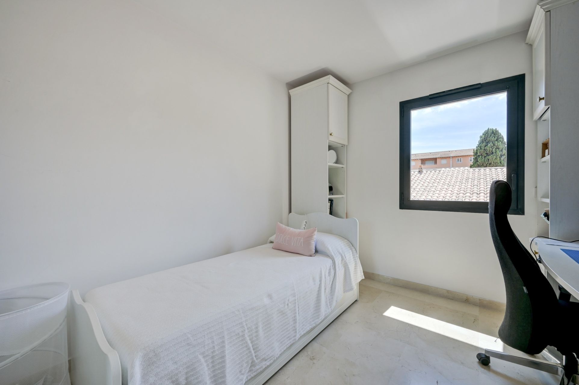apartment 4 Rooms for sale on AIX EN PROVENCE (13100)
