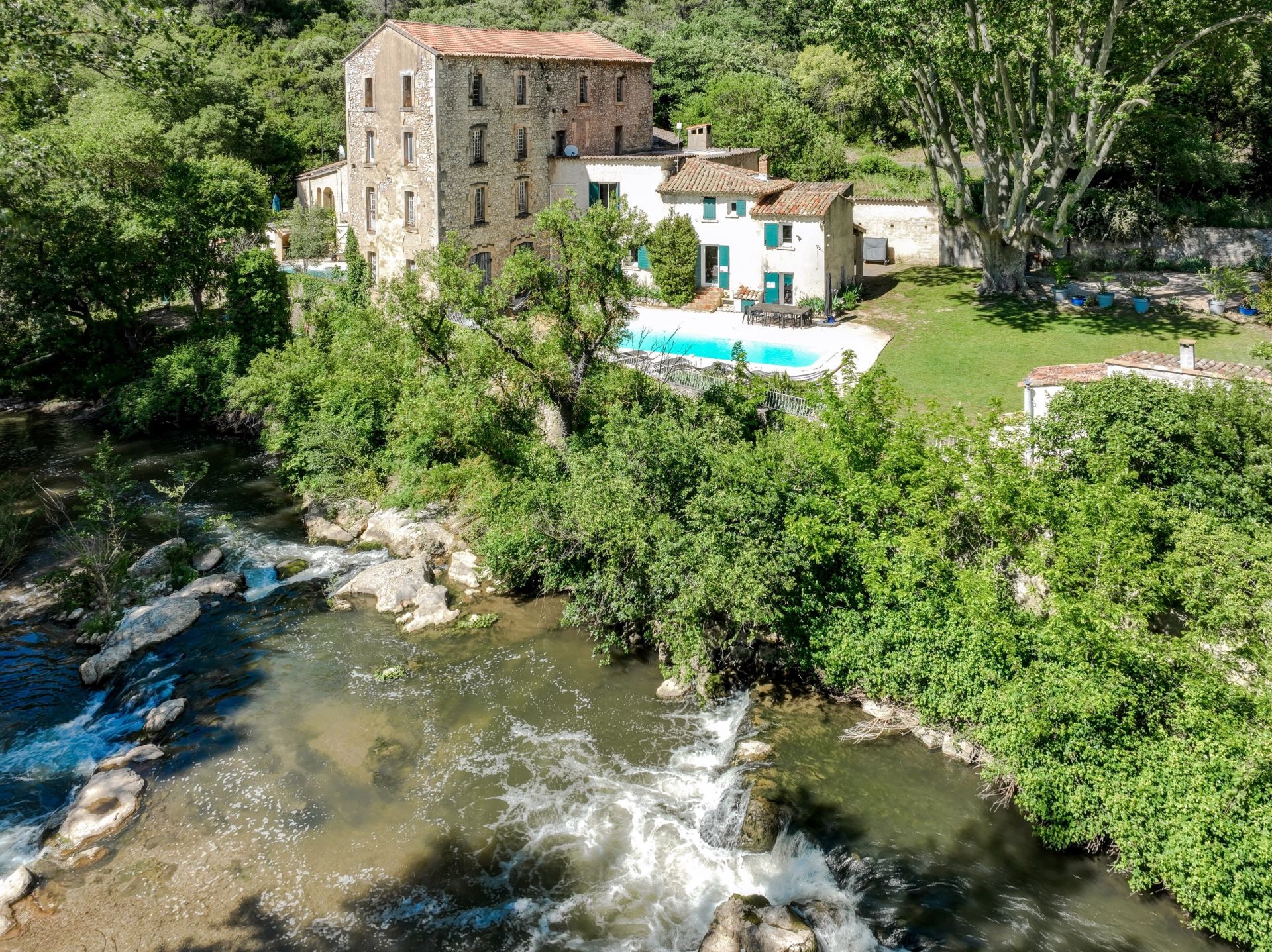 construction to be renovated 15 Rooms for sale on VENTABREN (13122)