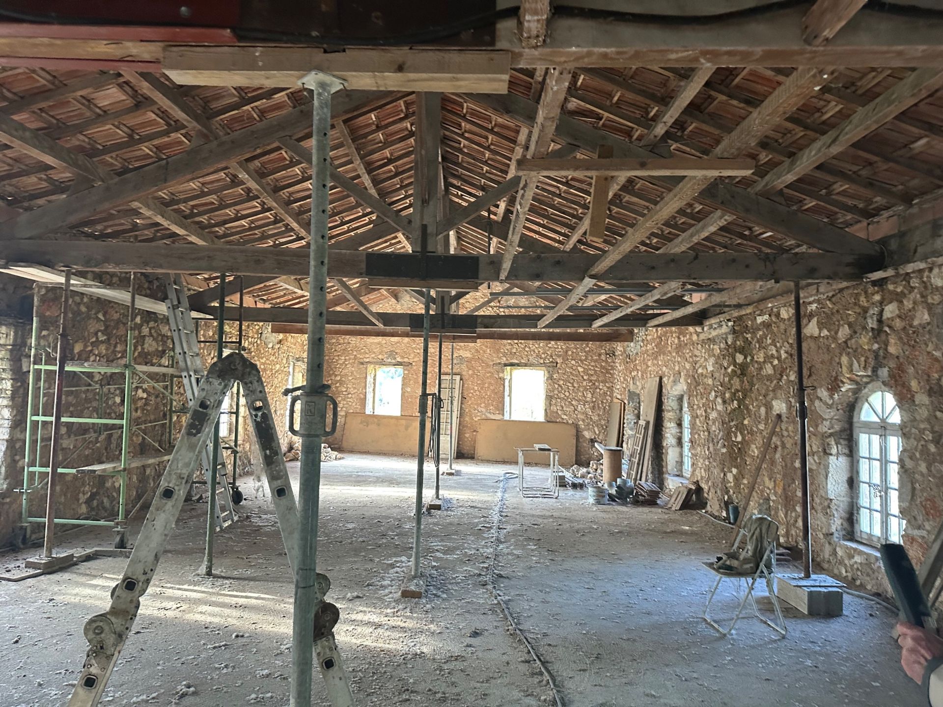 construction to be renovated 15 Rooms for sale on VENTABREN (13122)