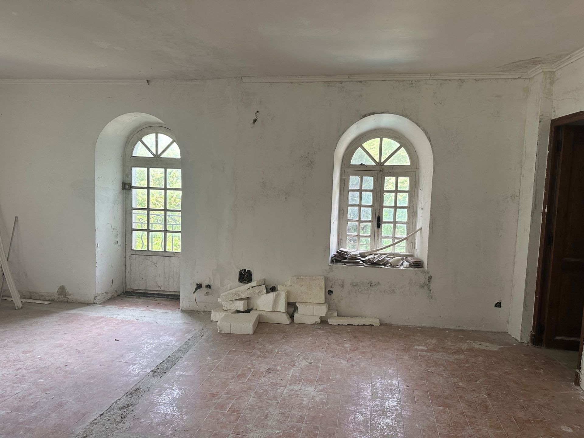 construction to be renovated 15 Rooms for sale on VENTABREN (13122)