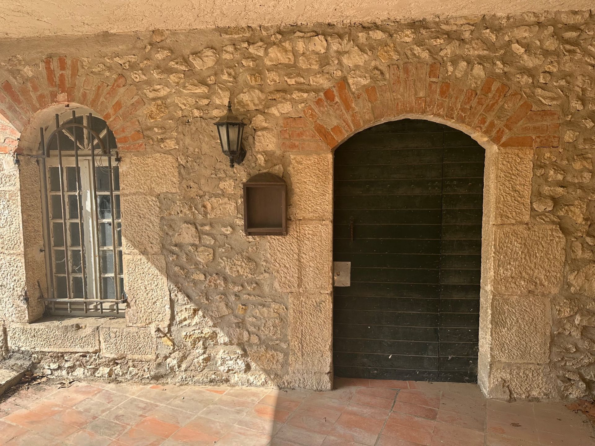 construction to be renovated 15 Rooms for sale on VENTABREN (13122)