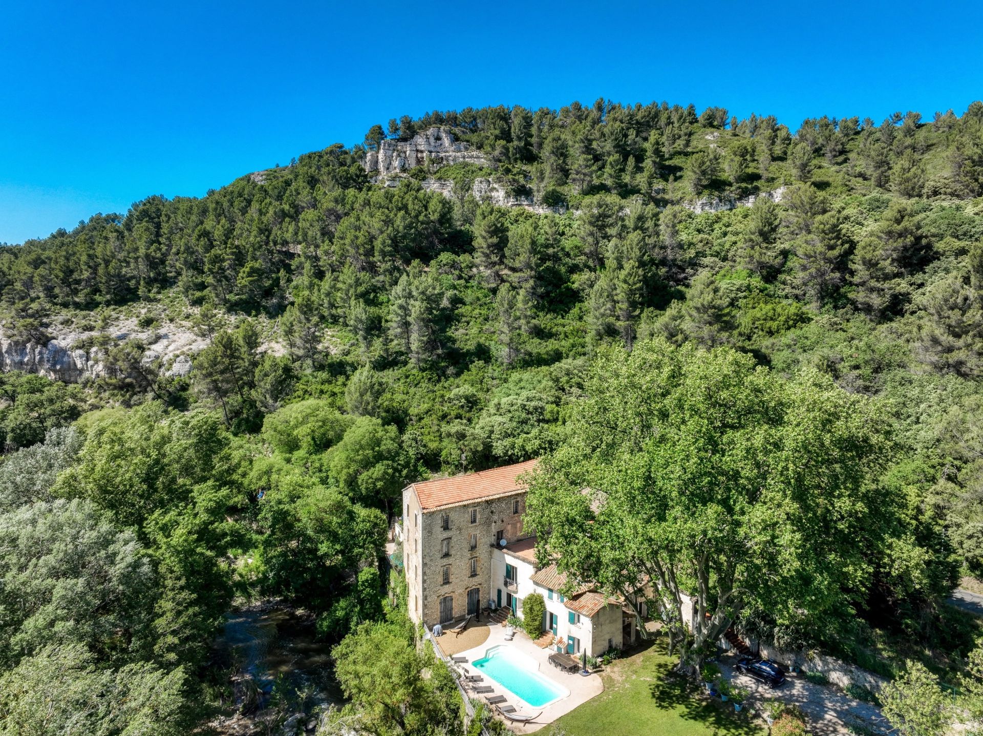 construction to be renovated 15 Rooms for sale on VENTABREN (13122)
