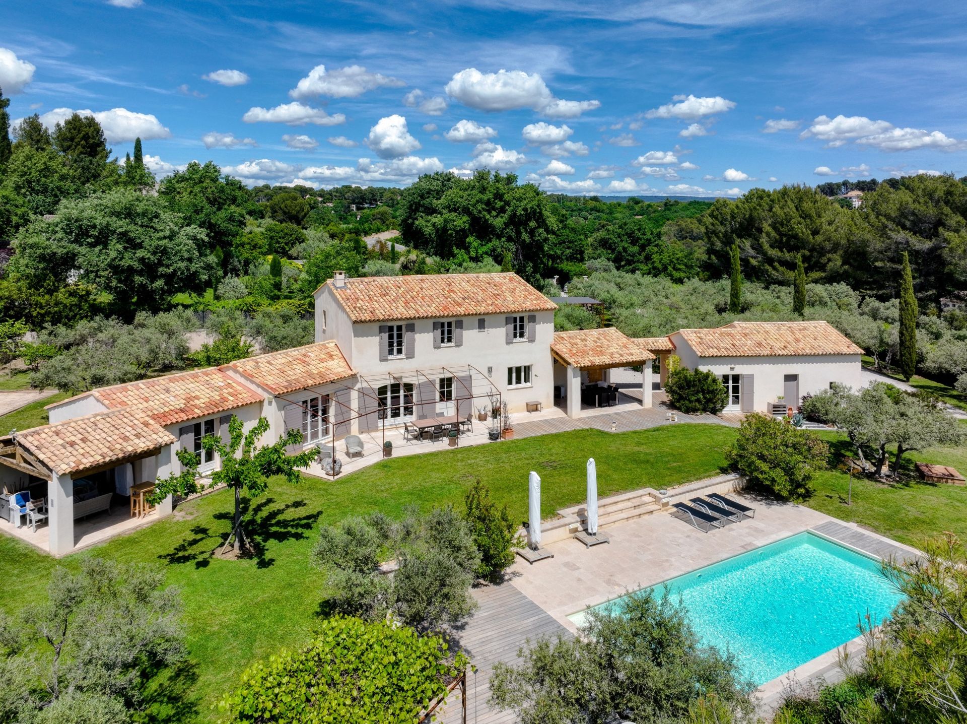 house 8 Rooms for sale on AIX EN PROVENCE (13100)