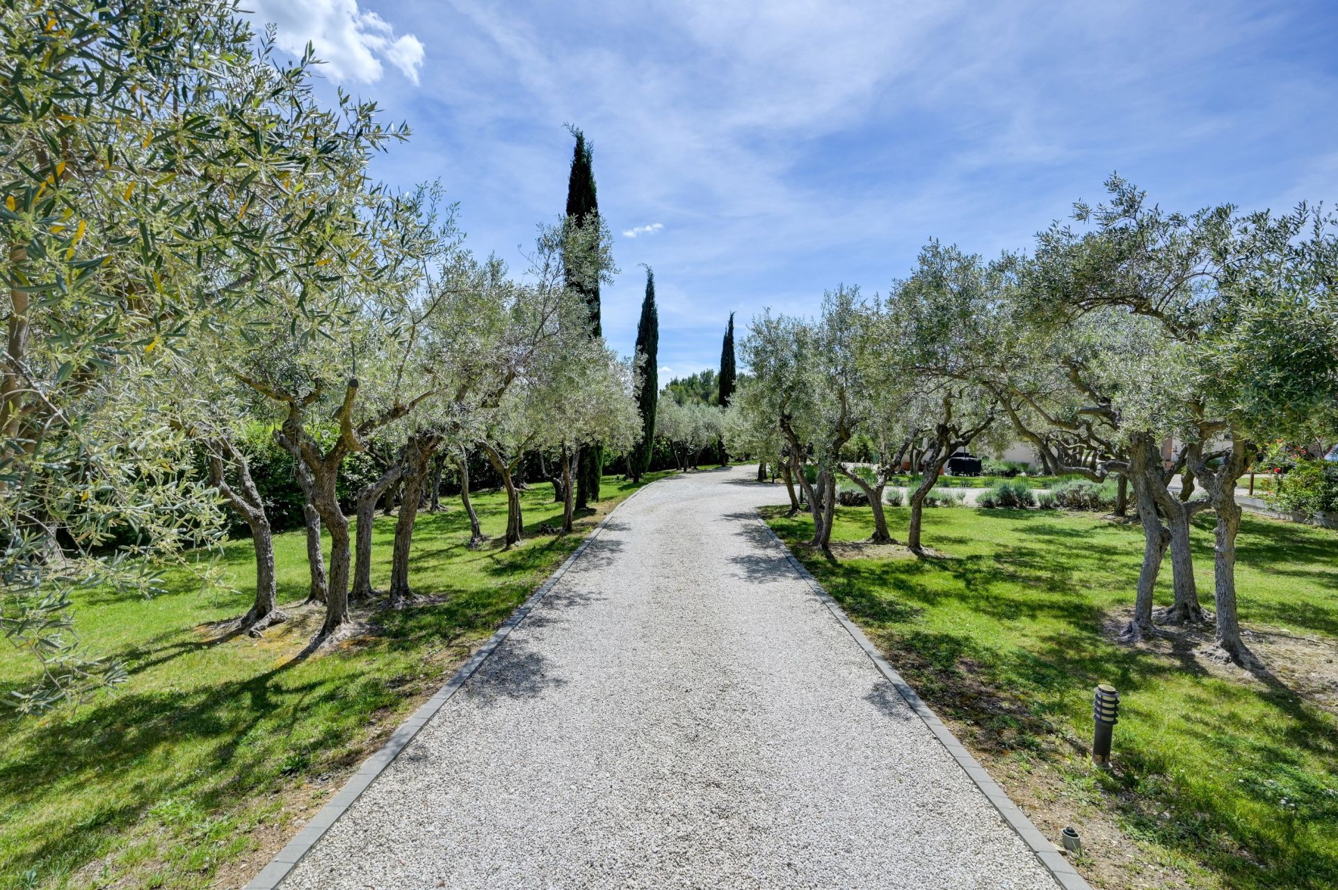 house 8 Rooms for sale on AIX EN PROVENCE (13100)