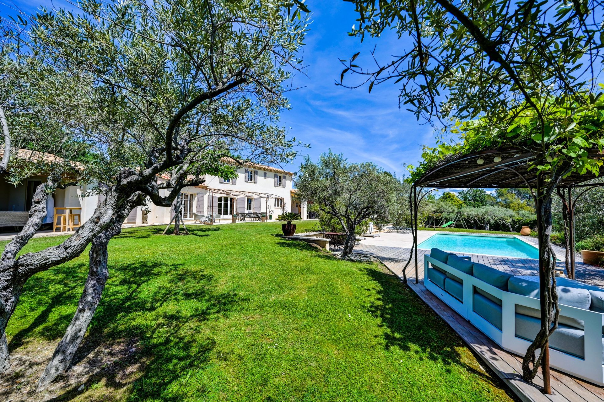 house 8 Rooms for sale on AIX EN PROVENCE (13100)