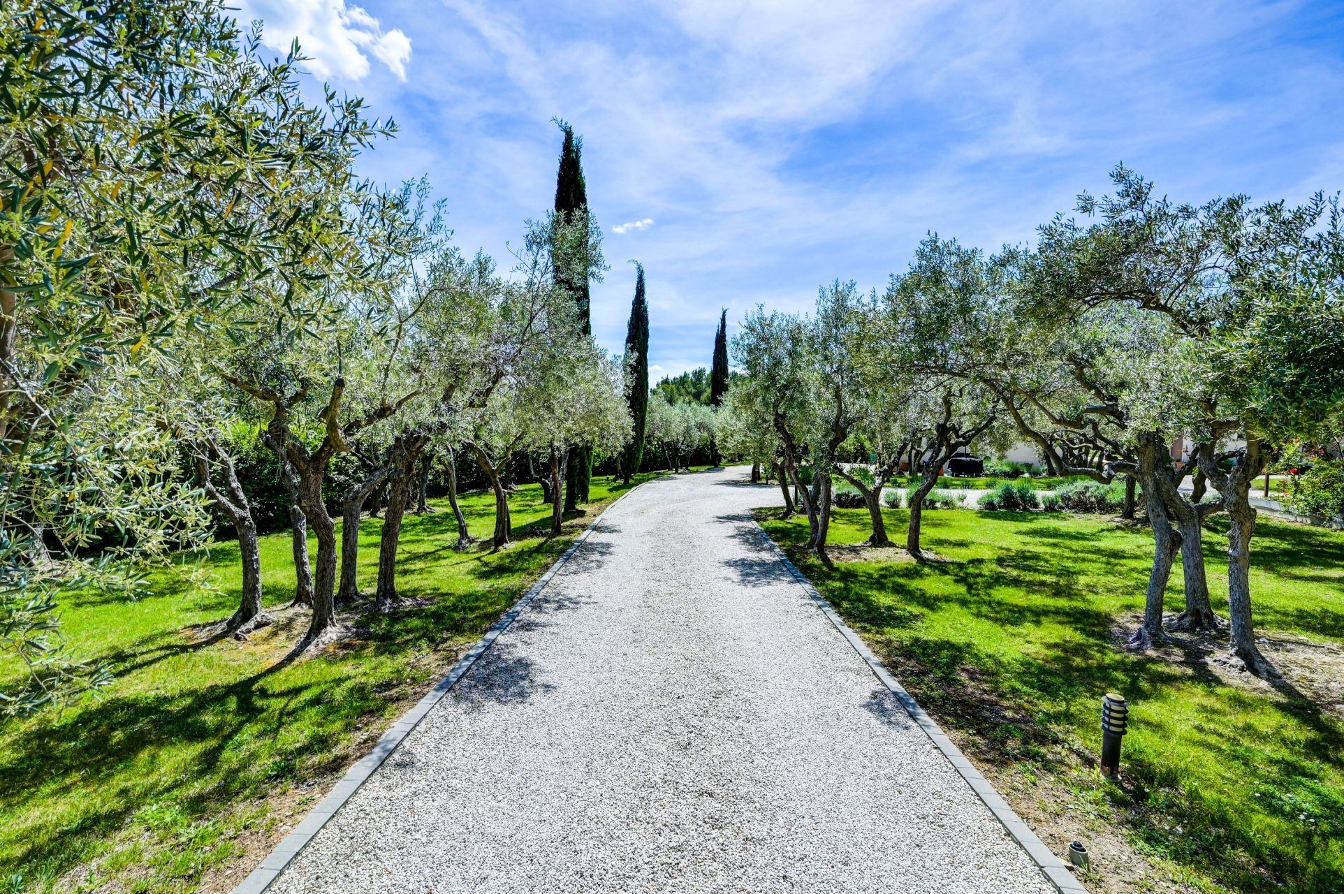 house 8 Rooms for sale on AIX EN PROVENCE (13100)
