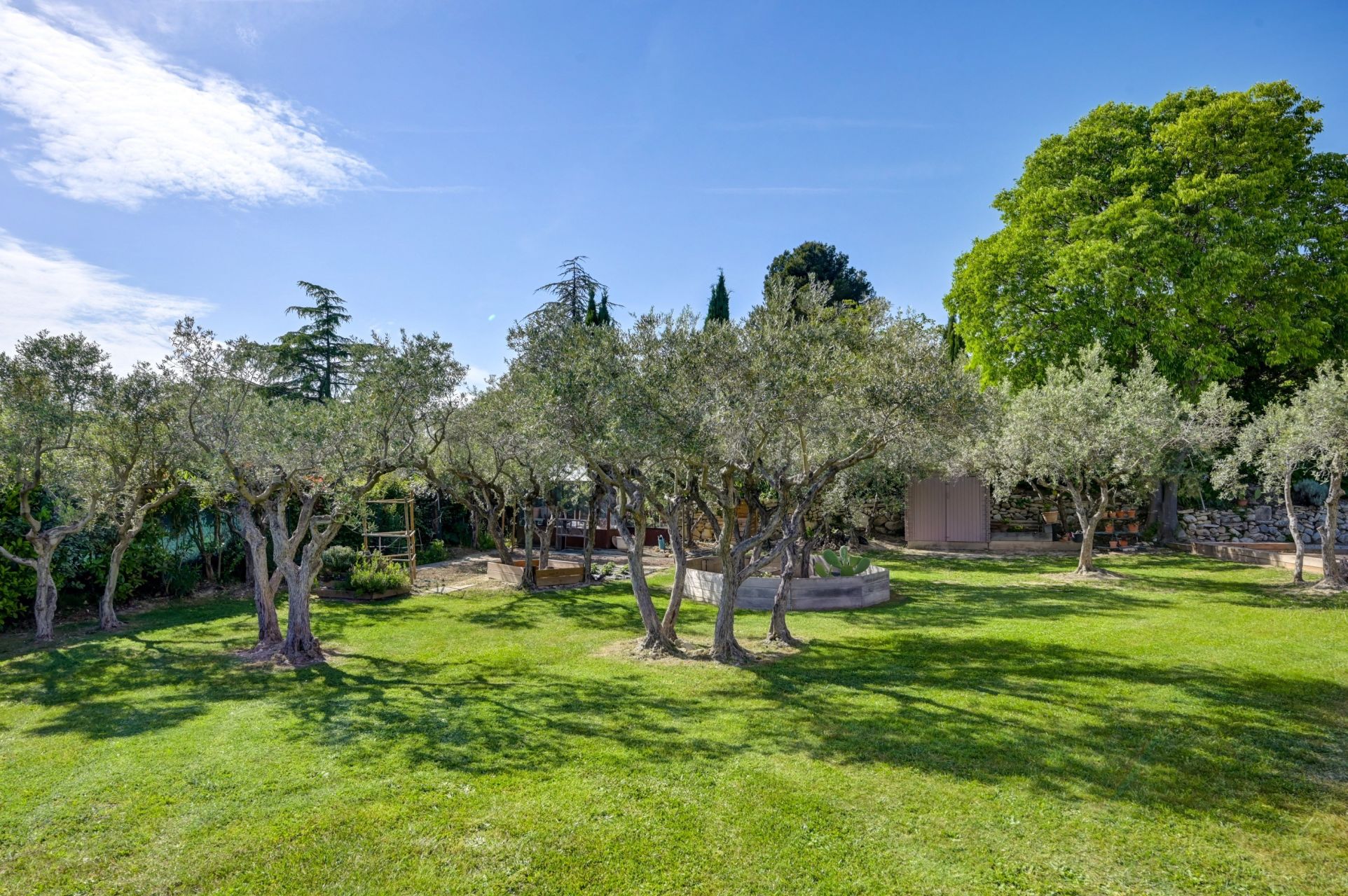 house 8 Rooms for sale on AIX EN PROVENCE (13100)