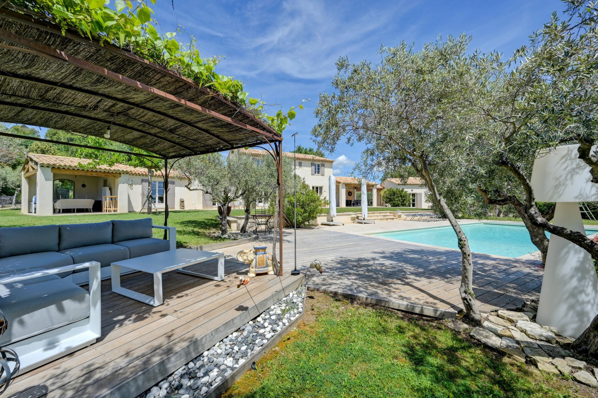 house 8 Rooms for sale on AIX EN PROVENCE (13100)