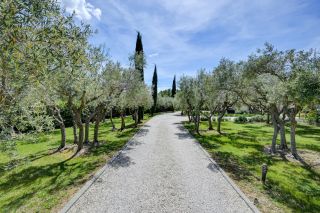 house 8 Rooms for sale on AIX EN PROVENCE (13100)