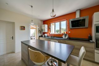 house 8 Rooms for sale on AIX EN PROVENCE (13100)