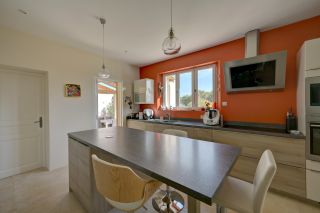 house 8 Rooms for sale on AIX EN PROVENCE (13100)