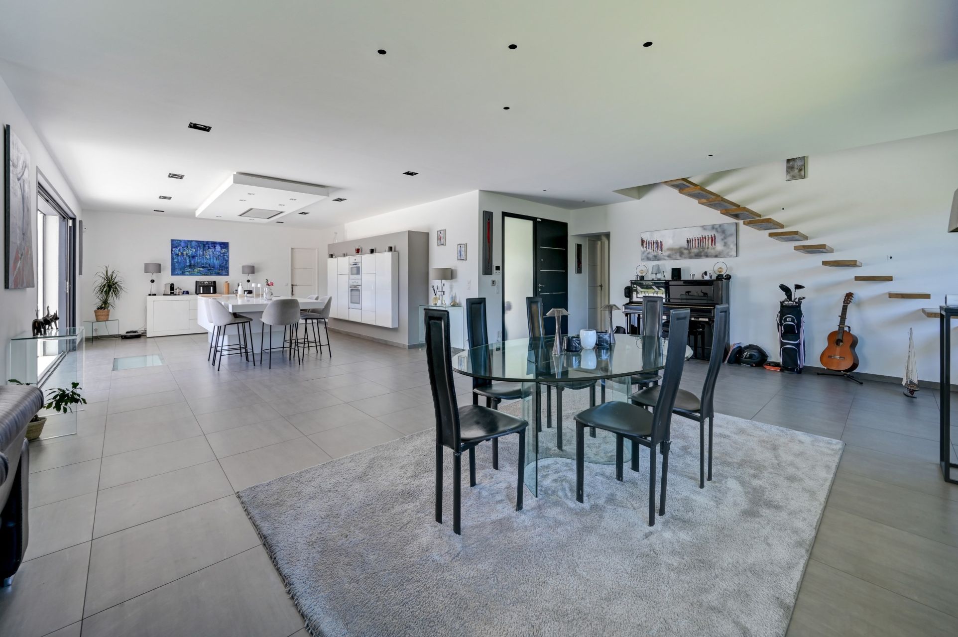 house 9 Rooms for sale on MEYREUIL (13590)